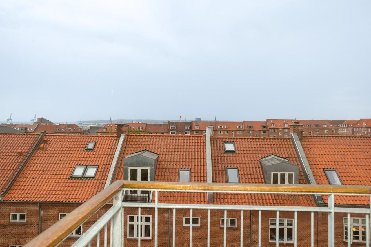 Come Stay In Penthouse With Room For 2-People Århus Buitenkant foto